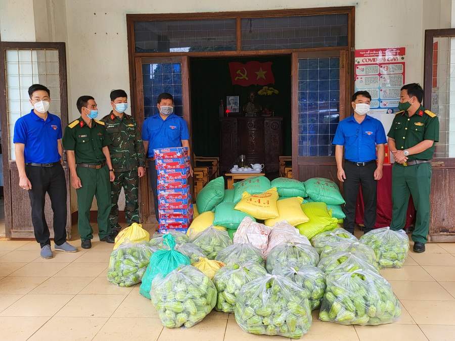 Ban tổ chức chương trình Tuổi trẻ Gia lai chung sức vượt qua đại dịch Covid-19 tặng nhu yếu phẩm cho các khu cách ly ở huyện Chư Sê. Ảnh: Phan Lài