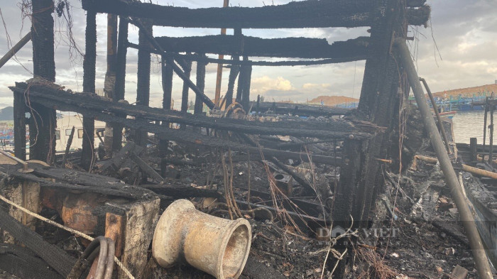 Tàu cá bị thiêu rụi chỉ sau vài giờ đồng hồ. Ảnh: ĐN Tàu cá bị thiêu rụi chỉ sau vài giờ đồng hồ. Ảnh: ĐN