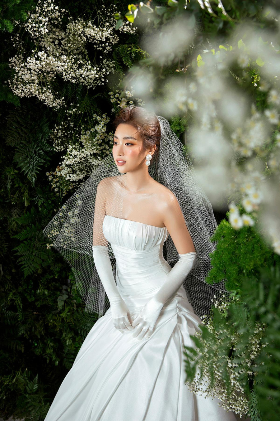 Có thể thấy, hầu hết các trang phục cưới lần này đều có thiết kế hở vai, điều này giúp cho cô dâu khoe được vẻ quyến rũ của mình cũng như vẫn giữ được sự kín đáo cần thiết trong ngày quan trọng của cuộc đời. Ảnh: Lê Thiện Viễn Có thể thấy, hầu hết các trang phục cưới lần này đều có thiết kế hở vai, điều này giúp cho cô dâu khoe được vẻ quyến rũ của mình cũng như vẫn giữ được sự kín đáo cần thiết trong ngày quan trọng của cuộc đời. Ảnh: Lê Thiện Viễn