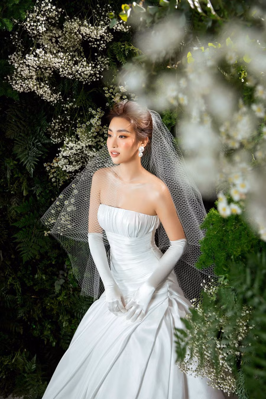 Có thể thấy, hầu hết các trang phục cưới lần này đều có thiết kế hở vai, điều này giúp cho cô dâu khoe được vẻ quyến rũ của mình cũng như vẫn giữ được sự kín đáo cần thiết trong ngày quan trọng của cuộc đời. Ảnh: Lê Thiện Viễn