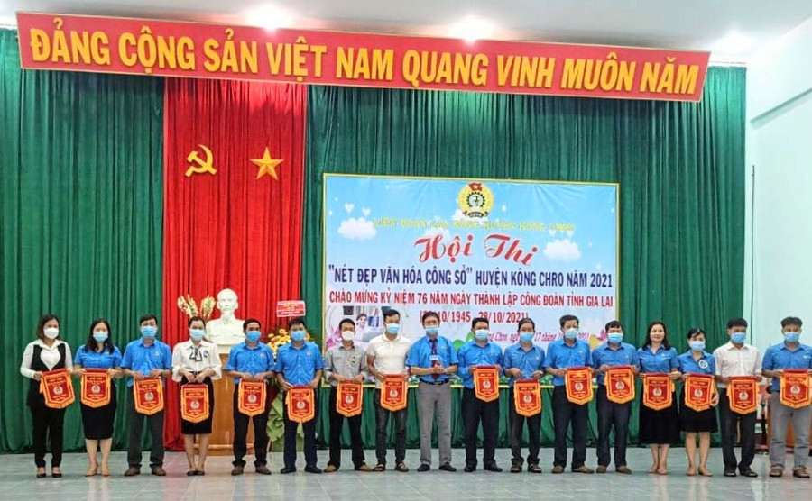 Ban Tổ chức trao cờ lưu niệm cho các đội thi. Ảnh: Lê Đại