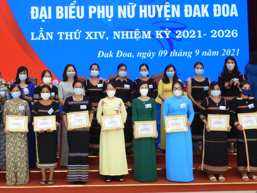 Các cá nhân có thành tích xuất sắc trong công tác hội và phong trào phụ nữ huyện Đak Đoa nhiệm kỳ 2016-2021. Ảnh: Thanh Nhật