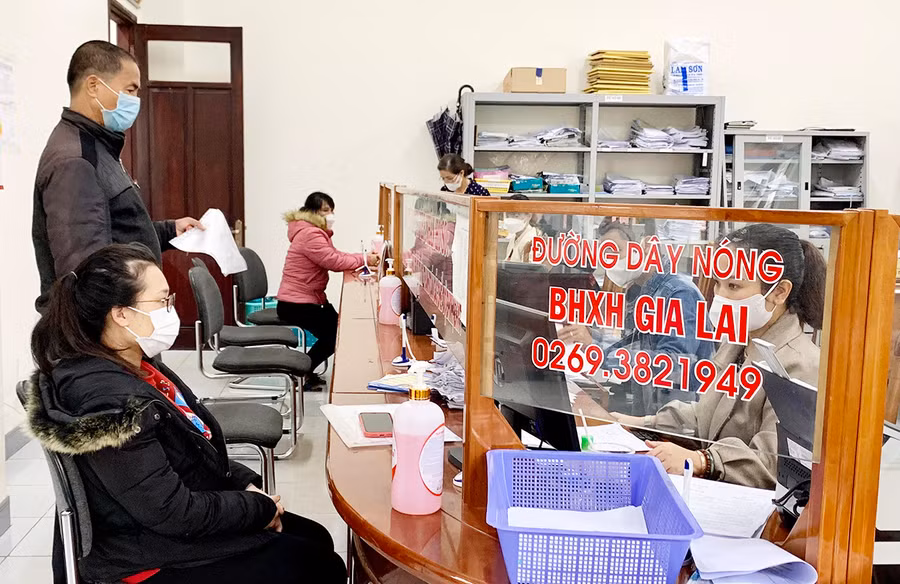  Cán bộ cơ quan Bảo hiểm Xã hội tỉnh tiếp nhận hồ sơ hỗ trợ theo Nghị quyết số 116/NQ-CP của Chính phủ và Quyết định số 28/2021/NĐ-CP của Thủ tướng Chính phủ. Ảnh: Như Nguyện