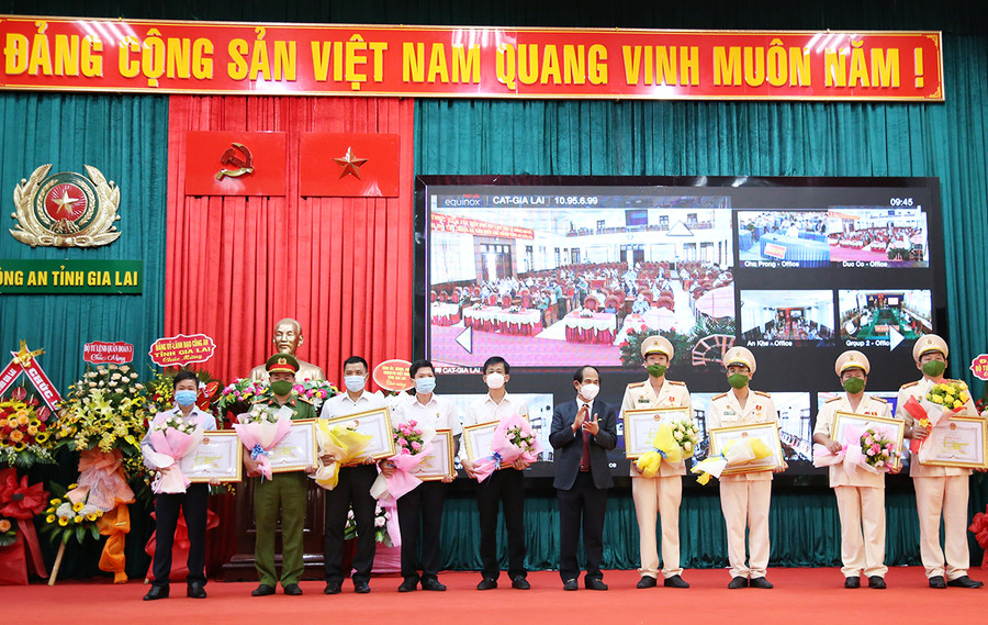 Chủ tịch UBND tỉnh Võ Ngọc Thành tặng bằng khen cho các tập thể, cá nhân. Ảnh: Lê Anh