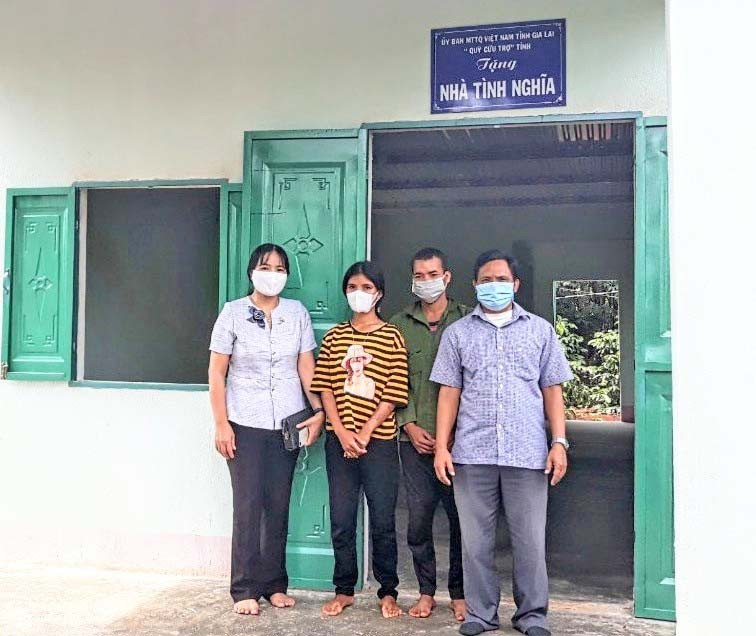 Chủ tịch Ủy ban MTTQ Việt Nam huyện Chư Sê Đinh Thị Thông (bìa trái) bàn giao nhà tình nghĩa cho gia đình chị Rơ Mah H’Bẽ (làng Plong, xã Ia Hlốp). Ảnh: Lê Đại