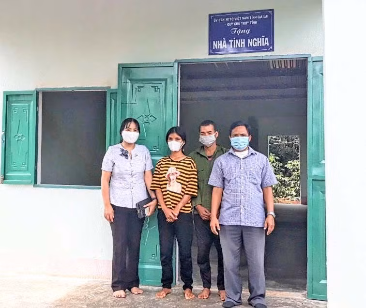 Chủ tịch Ủy ban MTTQ Việt Nam huyện Chư Sê Đinh Thị Thông (bìa trái) bàn giao nhà tình nghĩa cho gia đình chị Rơ Mah H’Bẽ (làng Plong, xã Ia Hlốp). Ảnh: Lê Đại