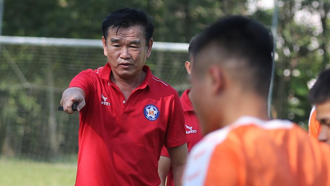 HLV Phan Thanh Hùng mạnh tay làm mới SHB Đà Nẵng. Ảnh: VPF