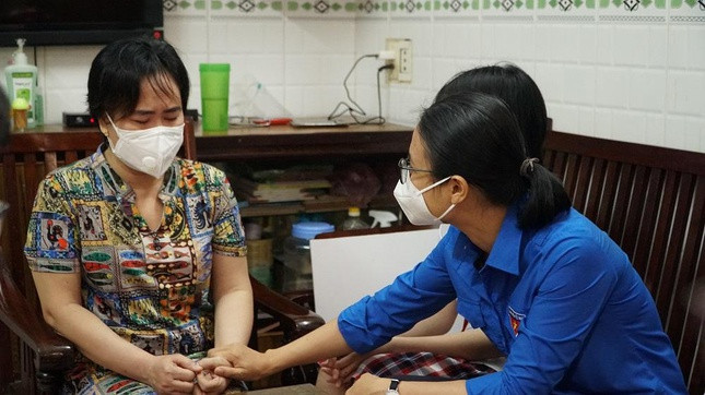 Động viên chị Trương Thị Mỹ Châu (44 tuổi, mẹ em Nguyễn Ngọc Minh Anh) sau biến cố gia đình. Ảnh: Lê Nam