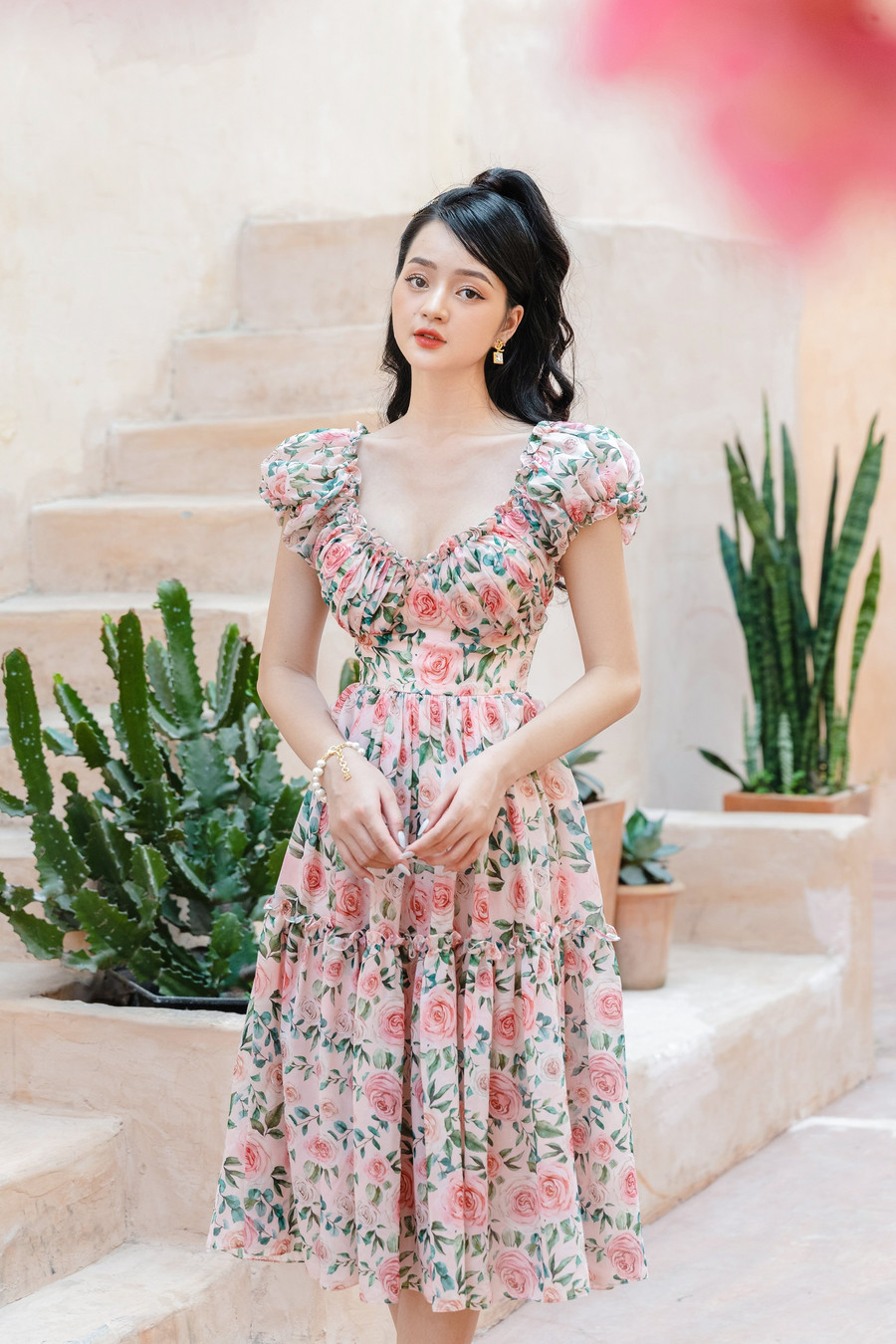 Váy hoa tay bồng không chỉ giúp che bắp tay to mà còn giúp vẻ ngoài của bạn trở nên nữ tính, yêu kiều hơn. Phần cổ được thiết kế xẻ sâu tăng thêm vẻ gợi cảm, quyến rũ cho phái đẹp.