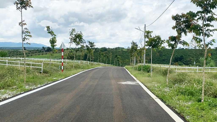 Đường nhựa, trụ điện được đầu tư ở các khu phân lô Đường nhựa, trụ điện được đầu tư ở các khu phân lô