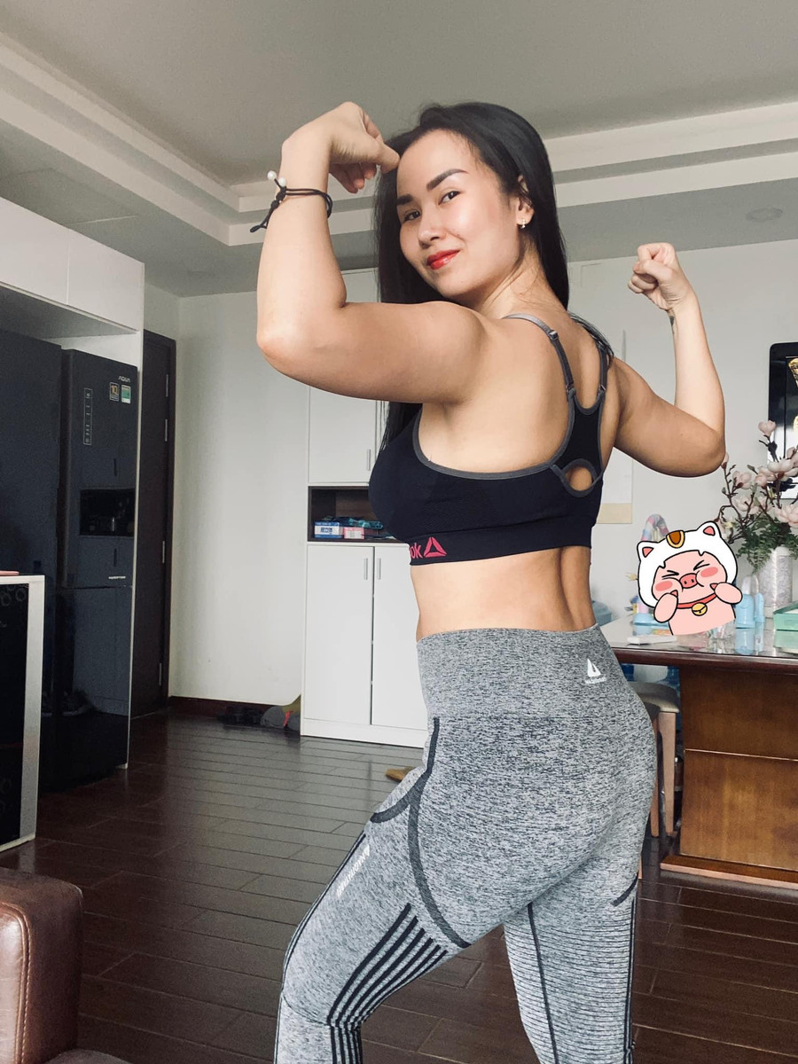 Nữ ca sĩ bắt đầu tập luyện yoga trở lại sau 3 tháng sinh em bé. Ảnh: FBNV