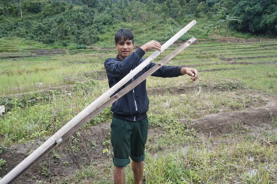 Làm chuông rừng bằng cây lồ ô. Ảnh: T.T