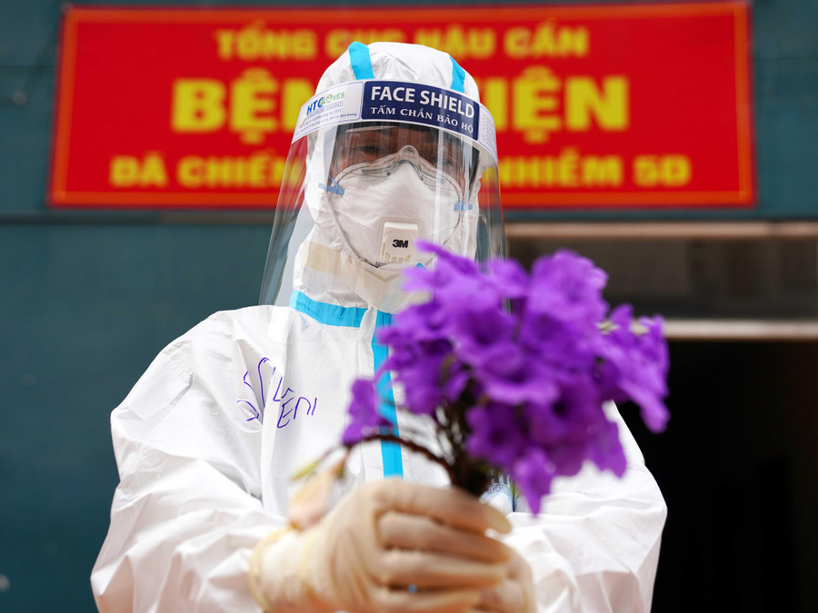 Niềm vui của nữ quân y khi được nhận bó hoa đơn sơ của bệnh nhân dịp 20.10 tại Bệnh viện dã chiến 5D