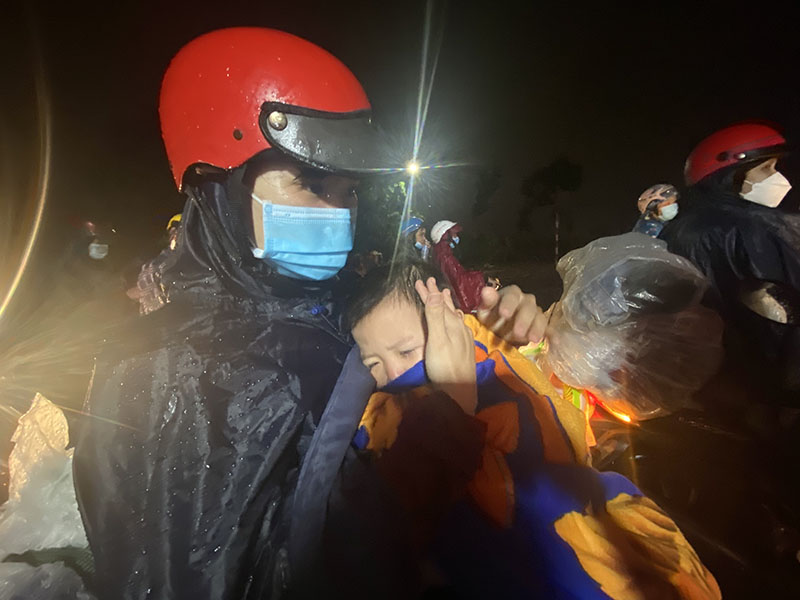 Bé Võ Anh Quân cùng cha mẹ hồi hương về Nghệ An dưới cơn mưa tầm tã.