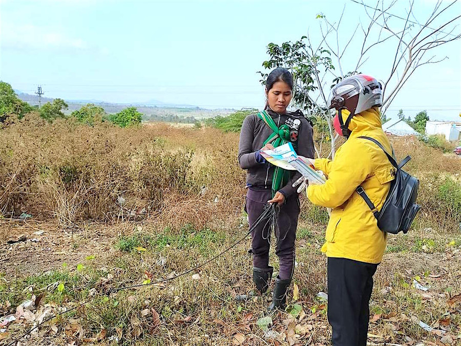 Giáo viên Trường Mầm non 19-5 (xã Đak Kơ Ning, huyện Kông Chro) đến tận nhà để đưa tài liệu và hướng dẫn một số nội dung chăm sóc, giáo dục trẻ cho phụ huynh. Ảnh: Mộc Trà