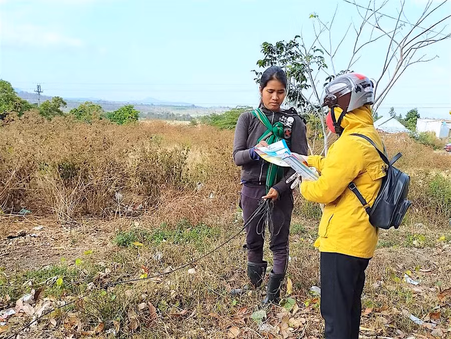 Giáo viên Trường Mầm non 19-5 (xã Đak Kơ Ning, huyện Kông Chro) đến tận nhà để đưa tài liệu và hướng dẫn một số nội dung chăm sóc, giáo dục trẻ cho phụ huynh. Ảnh: Mộc Trà