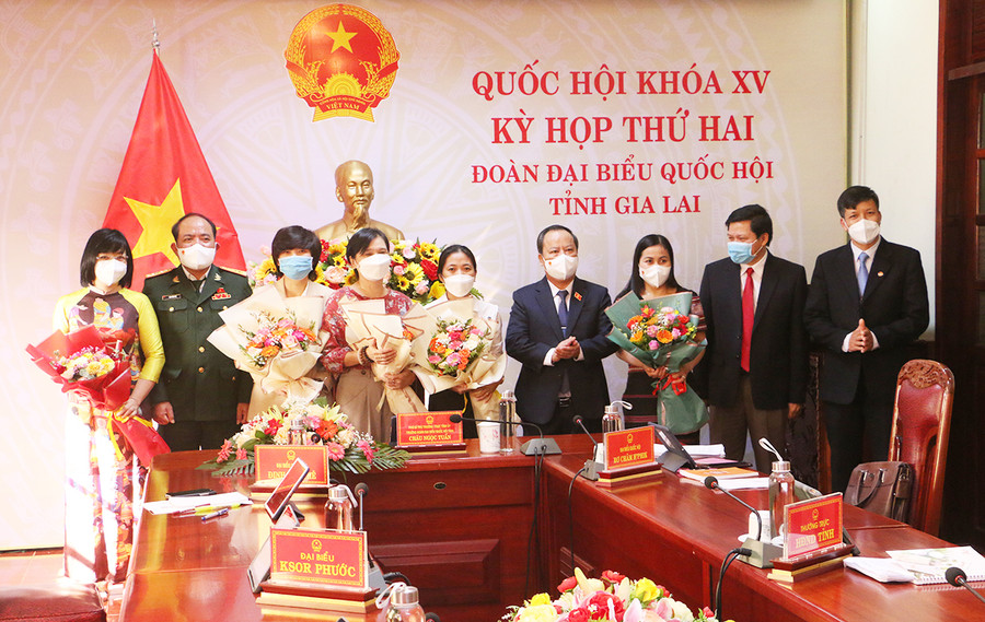  Phó Bí thư Thường trực Tỉnh ủy, Trưởng đoàn đại biểu Quốc hội tỉnh Gia Lai tặng hoa chúc mừng các đại biểu tham gia Kỳ họp thứ 2 Quốc hội khóa XV tại điểm cầu Gia Lai. Ảnh: Quang Tấn