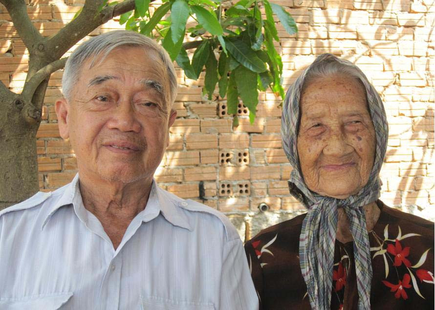  Má Mười Riều và con trai - Lê Hà