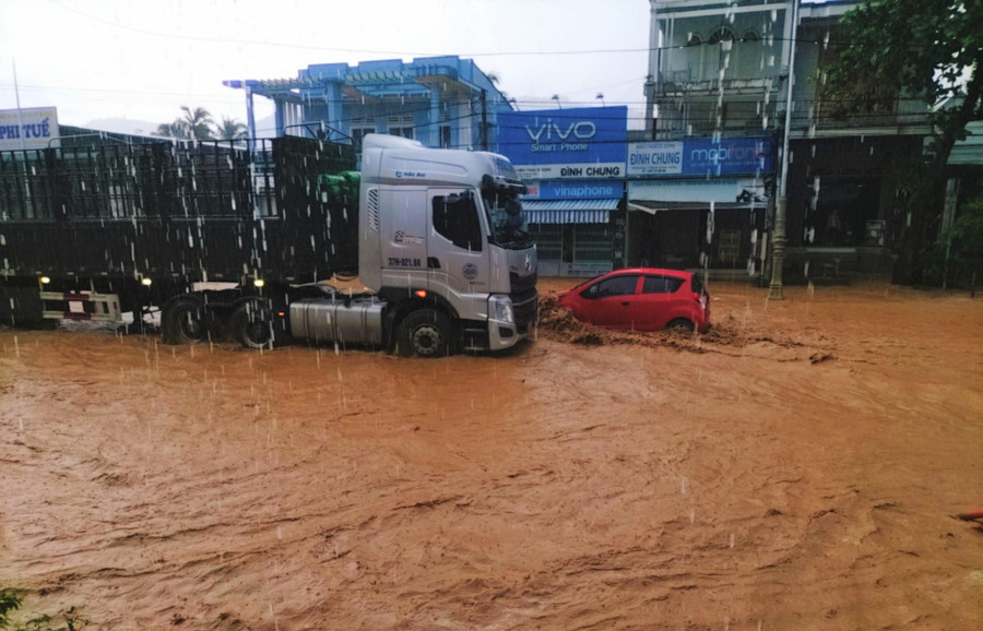 Nhiều năm qua, cứ mưa lớn đoạn Ql 20 qua TT Mađagui lại biến thành sông. Ảnh: Trùng Dương