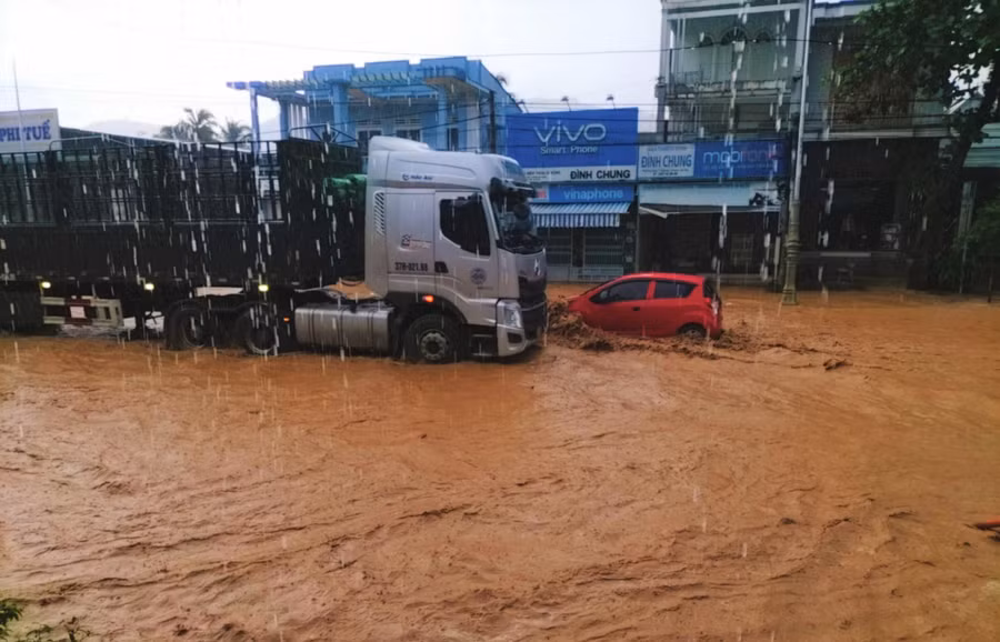 Nhiều năm qua, cứ mưa lớn đoạn Ql 20 qua TT Mađagui lại biến thành sông. Ảnh: Trùng Dương