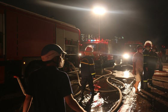 Nhiều xe chữa cháy được huy động có mặt tại hiện trường để chữa cháy Nhiều xe chữa cháy được huy động có mặt tại hiện trường để chữa cháy