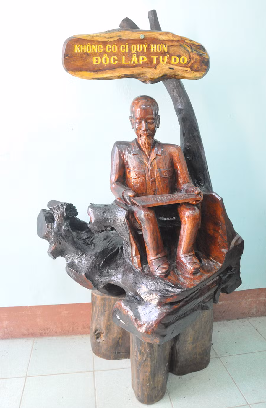  Tượng Bác Hồ ngồi đọc báo Nhân Dân do ông Biên tạc đã được chuyển giao cho Bảo tàng tỉnh để trưng bày. Ảnh: Nguyễn Anh Minh