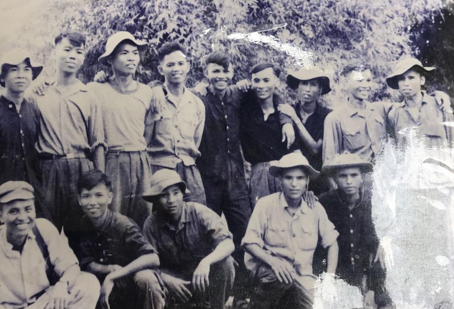 Trần Ngọc Tuấn (hàng đứng, thứ 4 từ trái sang) cùng 13 đồng đội của tàu không số mật danh 43. Ảnh: NVCC Trần Ngọc Tuấn (hàng đứng, thứ 4 từ trái sang) cùng 13 đồng đội của tàu không số mật danh 43. Ảnh: NVCC