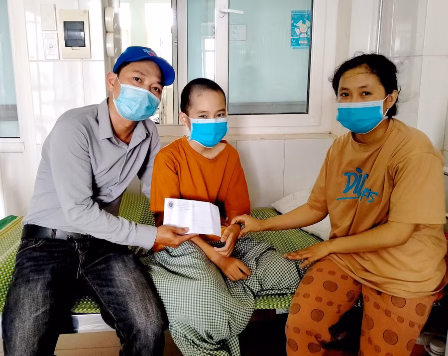 Là Bí thư đoàn Sở Y tế Quảng Trị, anh Dương luôn quan tâm đến những bệnh nhân gặp khó khăn. Ảnh: Thanh Lộc