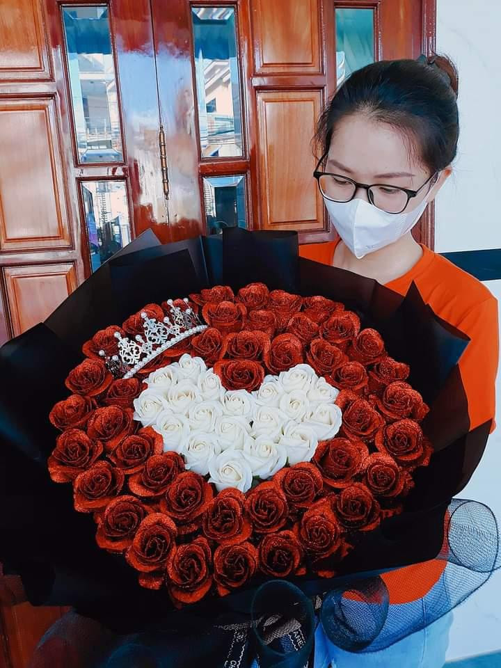 T.Ngân vui vẻ với công việc kinh doanh trực tuyến. Ảnh: NVCC