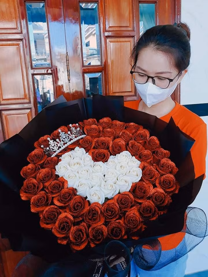 T.Ngân vui vẻ với công việc kinh doanh trực tuyến. Ảnh: NVCC