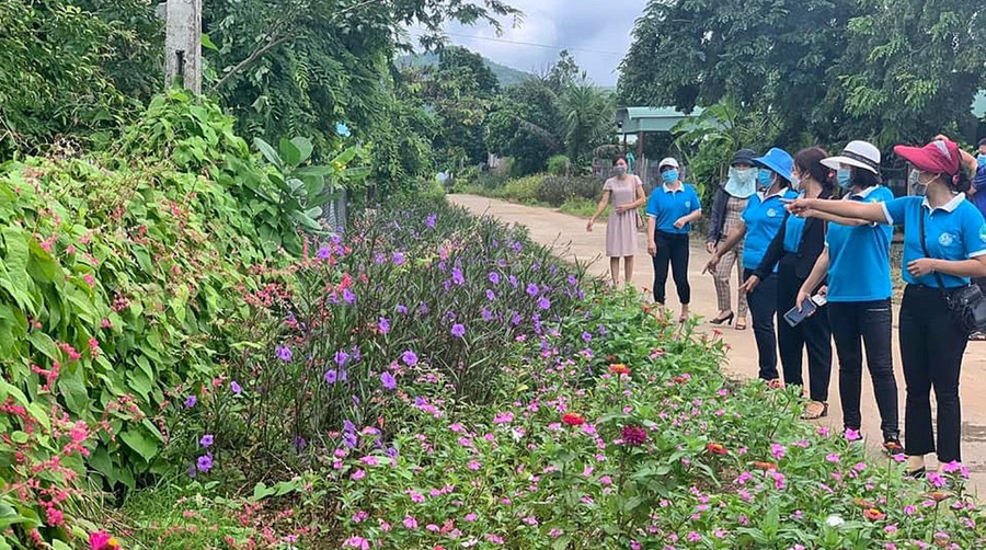 Thời gian qua, hội viên phụ nữ huyện Krông Pa đã chung tay xây dựng hàng chục ki lô mét "con đường hoa", "hàng rào xanh". Ảnh: Minh Châu Phụ nữ huyện Krông Pa có nhiều hoạt động xây dựng nông thôn mới như con đường hoa, hàng rào xanh.Ảnh: Minh Châu