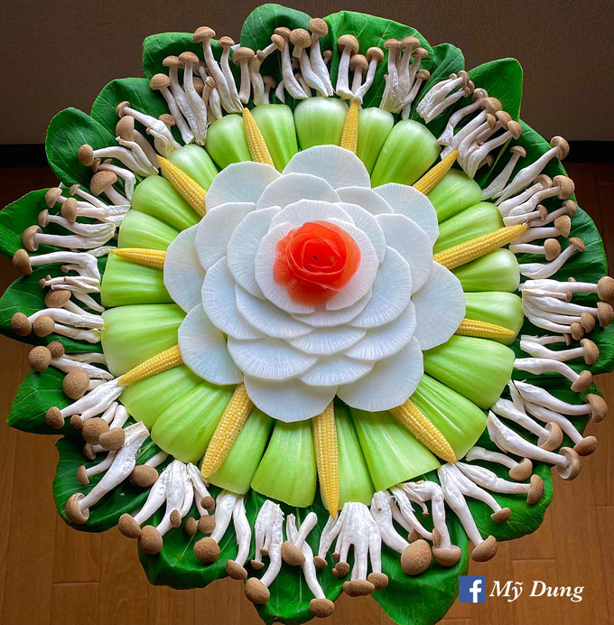 Phần rau để ăn lẩu gà được Dung sắp xếp mô phỏng cánh hoa nhiều cánh.