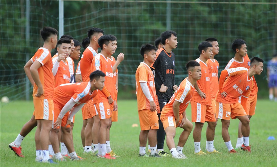 Nhiều cầu thủ trẻ xuất hiện trong buổi tập của câu lạc bộ Đà Nẵng. Ảnh: Tịnh Đế