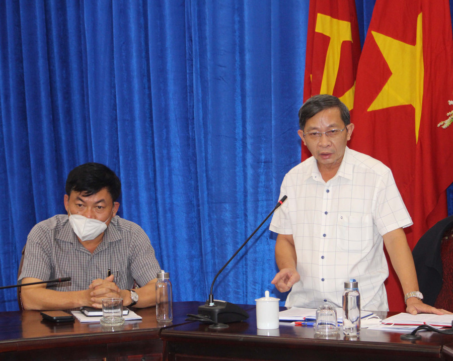 Đồng chí Huỳnh Thế Mạnh (bìa phải)-Ủy viên Ban Thường vụ Tỉnh ủy, Trưởng ban Tuyên giáo Tỉnh ủy chủ trì hội nghị giao ban công tác tuyên truyền, báo chí quý III năm 2021. Ảnh: Phan Lài