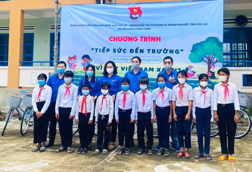 Đoàn khối các Cơ quan và Doanh nghiệp tỉnh phối hợp Đoàn cơ sở Kiểm toán Nhà nước khu vực XII, Huyện Đoàn Kông Chro tổ chức chương trình Tiếp bước đến trường tại xã Đak Pling. Ảnh: Phan Lài