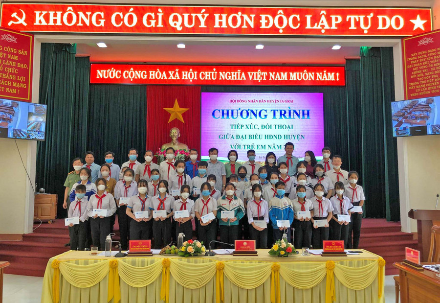 HĐND huyện Ia Grai tặng học bổng cho các em tham gia đối thoại. Ảnh: R'Ô HOK Quang cảnh chương trình tiếp xúc, đối thoại giữa đại biểu Hội đồng nhân dân huyện với trẻ em năm 2021. Ảnh: R'Ô HOK