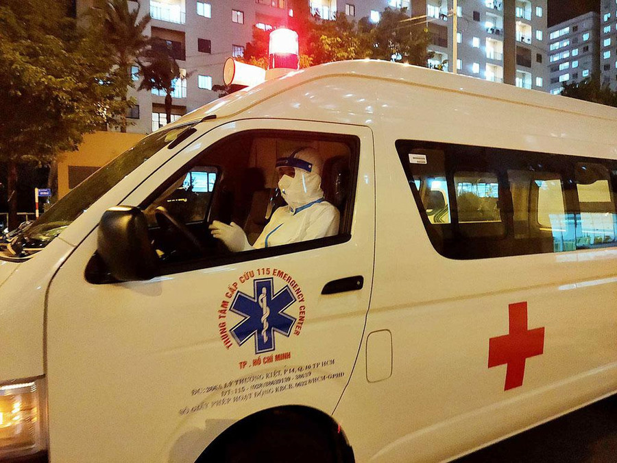Anh Nguyễn Minh Trí lái xe cứu thương phục vụ Bệnh viện dã chiến số 12. Ảnh: Như Lịch