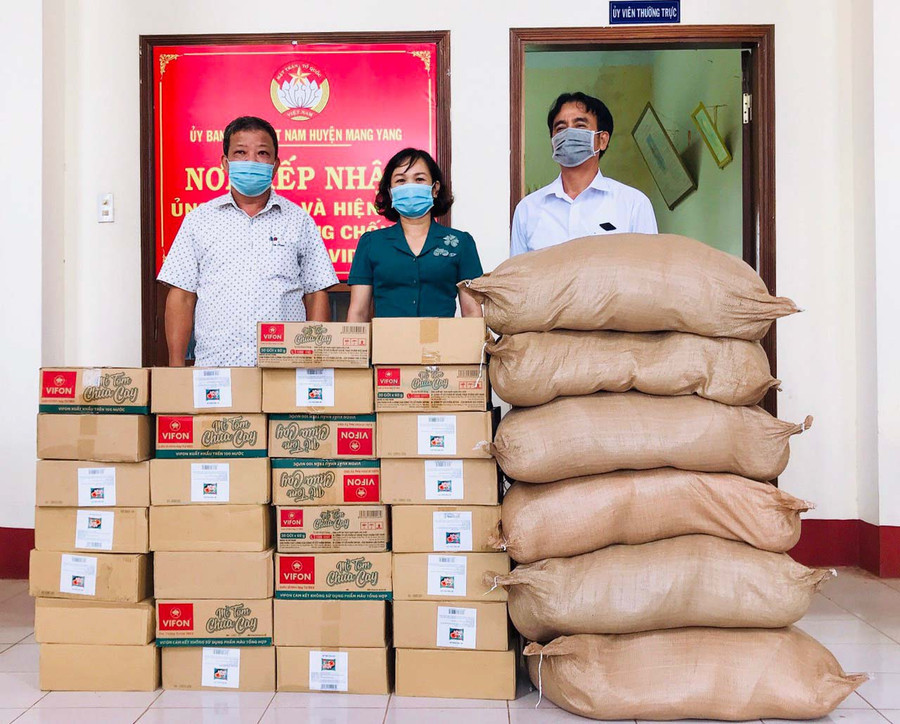 20-10 Ủy ban MTTQ Việt Nam huyện Mang Yang tiếp nhận lương thực và nhu yếu phẩm do các tổ chức, cá nhân ủng hộ-ảnh Kỳ Anh