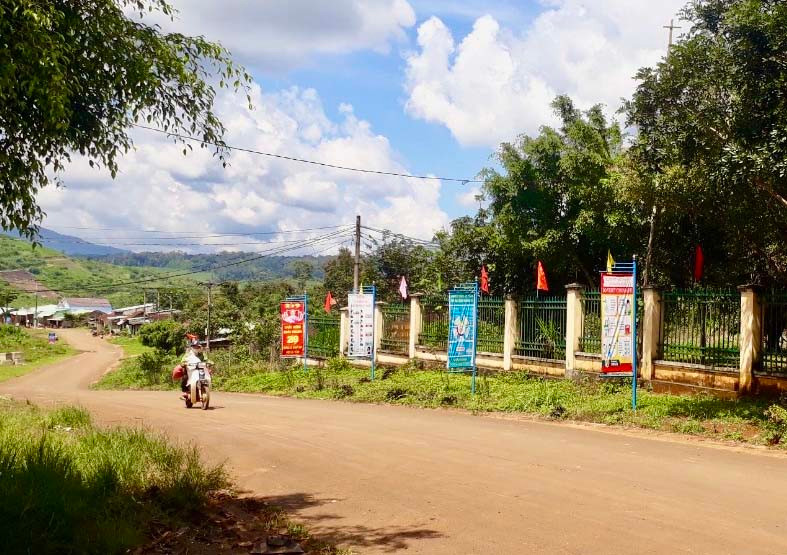 Với sự quan tâm của các cấp, ngành, đoàn thể, một số hủ tục đã từng bước bị đẩy lùi, diện mạo xã Đak Rong (huyện Kbang) ngày càng khởi sắc. Ảnh: Phương Duyên