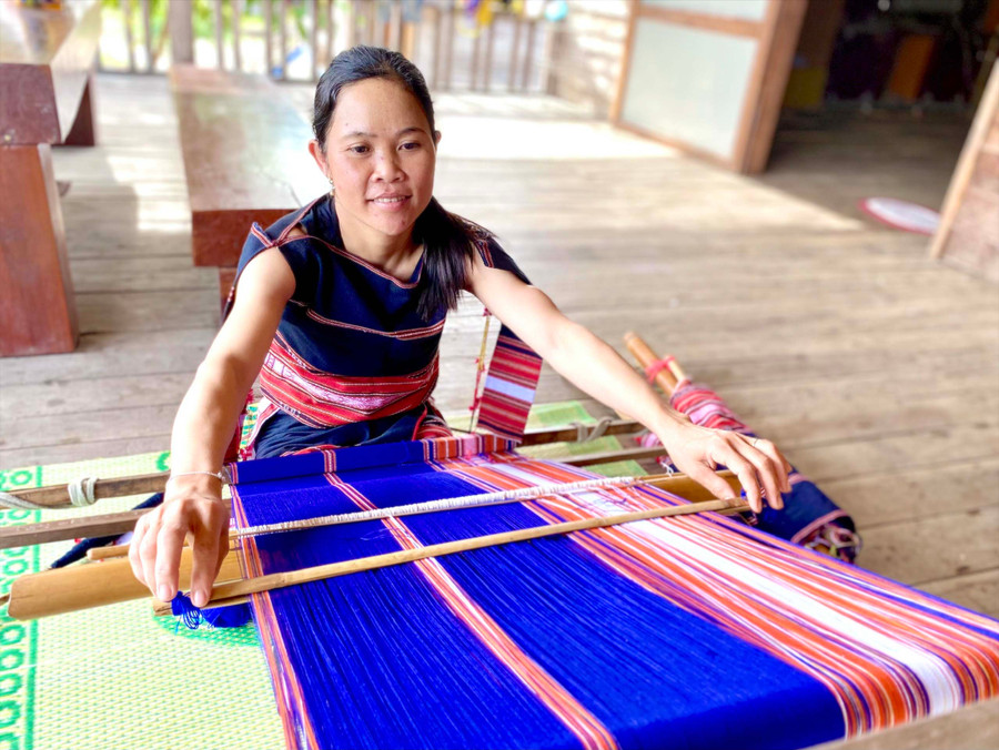 Chị Đinh Thị Ói (làng Nhang Lớn, xã Đak Kơ Ning) vẫn miệt mài bên khung dệt mỗi ngày để giữ gìn nghề truyền thống của dân tộc. Ảnh: Mộc Trà
