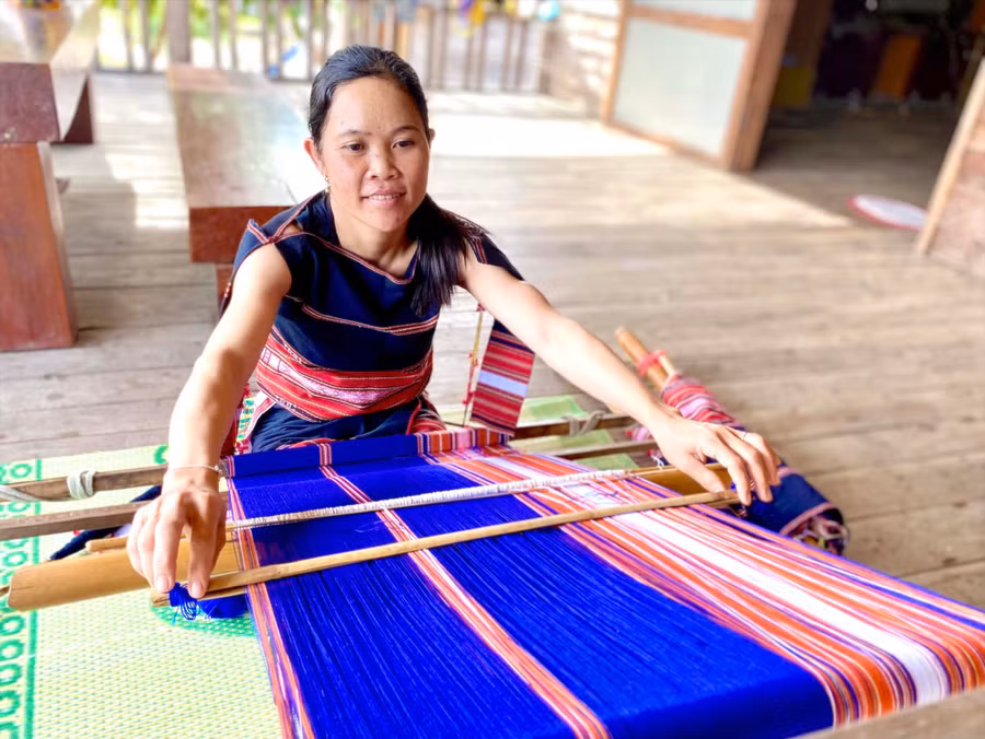 Chị Đinh Thị Ói (làng Nhang Lớn, xã Đak Kơ Ning) vẫn miệt mài bên khung dệt mỗi ngày để giữ gìn nghề truyền thống của dân tộc. Ảnh: Mộc Trà