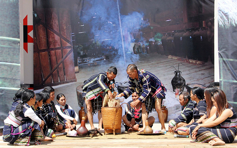 Già làng, nhân tố quan trọng trong việc trao truyền vốn văn hóa truyền thống. 