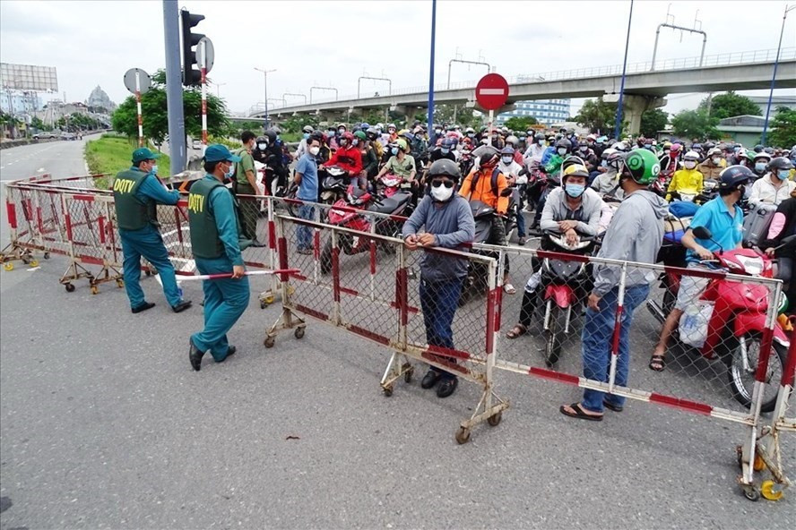 Nhà máy có mở cửa cũng không thể hoạt động, nền kinh tế cũng không thể phục hồi nếu vẫn tồn tại những "hàng rào biên giới" giữa các địa phương. Ảnh: Anh Tú Nhà máy có mở cửa cũng không thể hoạt động, nền kinh tế cũng không thể phục hồi nếu vẫn tồn tại những
