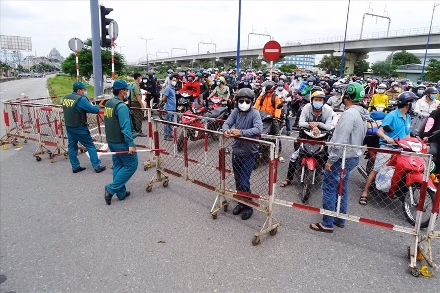 Nhà máy có mở cửa cũng không thể hoạt động, nền kinh tế cũng không thể phục hồi nếu vẫn tồn tại những "hàng rào biên giới" giữa các địa phương. Ảnh: Anh Tú Nhà máy có mở cửa cũng không thể hoạt động, nền kinh tế cũng không thể phục hồi nếu vẫn tồn tại những