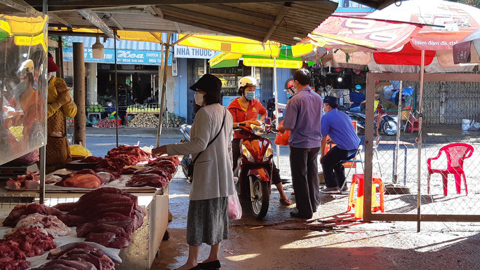 Lực lượng chức năng chốt chặn tại cổng chợ