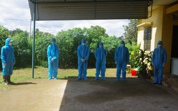 4 đối tượng vượt biên trái phép (đứng giữa) tại Đồn Biên phòng Cửa khẩu Thuận An. Ảnh: TTXVN phát