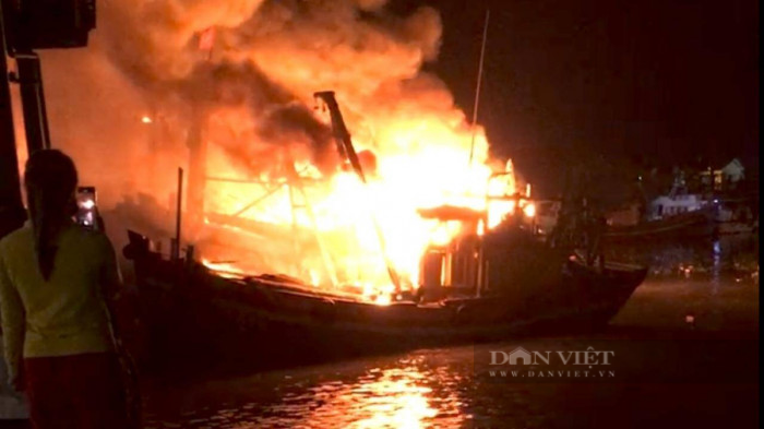 Cháy 5 tàu cá ở cảng cá Quy Nhơn vào đêm 18/10. Ảnh: ĐN Cháy 5 tàu cá ở cảng cá Quy Nhơn vào đêm 18/10. Ảnh: ĐN.