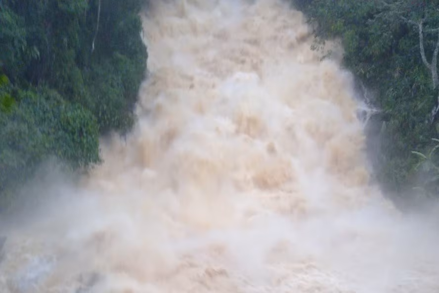 Nước lũ đổ về từ thượng nguồn tỉnh Kon Tum. Ảnh T.T