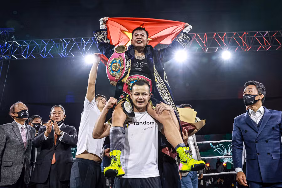  2 Thu Nhi giương cao quốc kỳ Việt Nam trên võ đài quyền Anh chuyên nghiệp thế giới. (Ảnh: WBO)