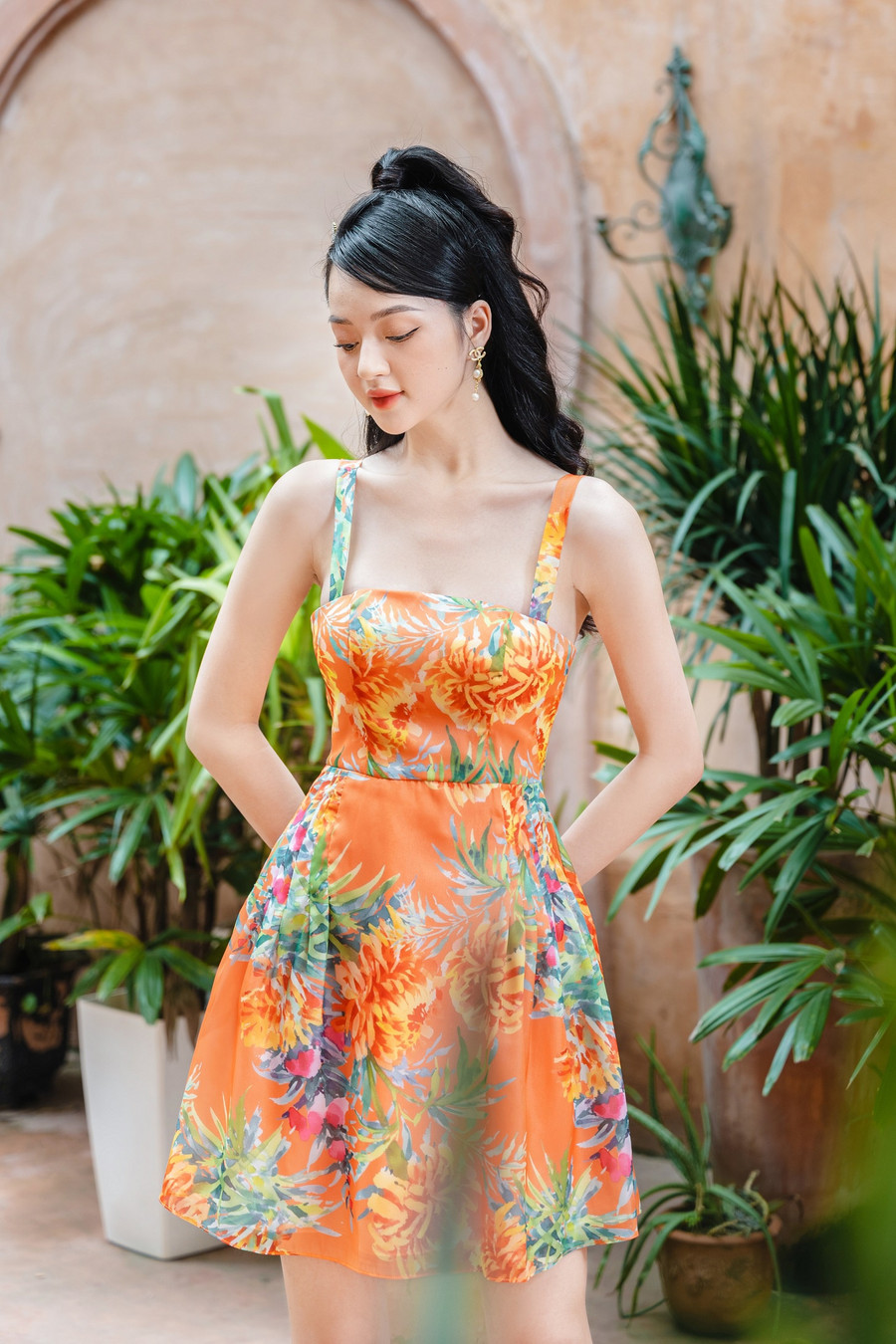 Với độ dài trên đầu gối, váy hoa ngắn sẽ tạo hiệu ứng thoáng chân và vóc dáng của phái đẹp nhờ đó cũng cao ráo hơn rất nhiều. Item này xứng đáng trở thành 